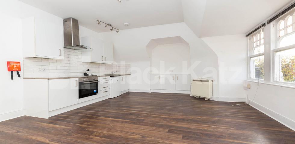 			VIRTUAL TOUR AVAILABLE!, 1 Bedroom, 1 bath, 1 reception Flat			 Tetherdown , Muswell Hill